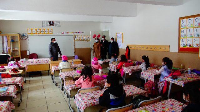 Kaymakam Efe y&uuml;z y&uuml;ze eğitime başlayan &ccedil;ocuklarla buluştu 1