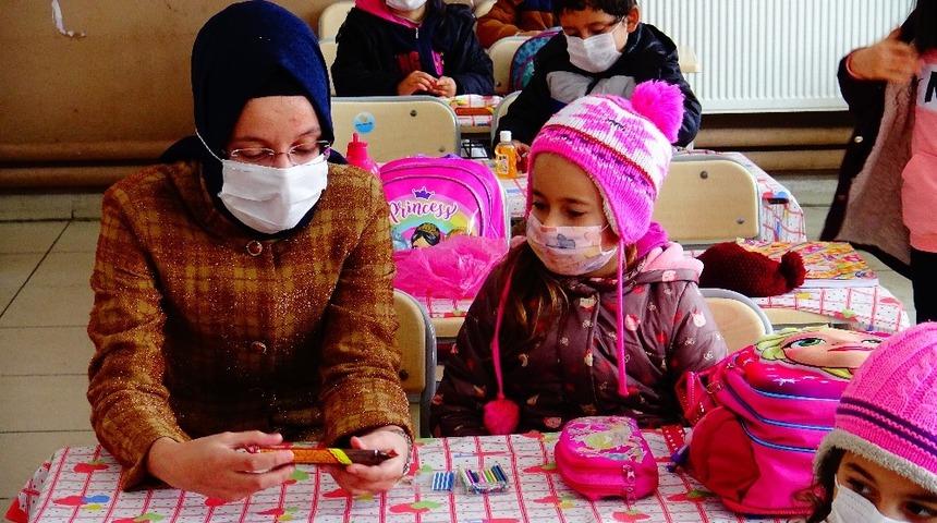 Kaymakam Efe y&uuml;z y&uuml;ze eğitime başlayan &ccedil;ocuklarla buluştu