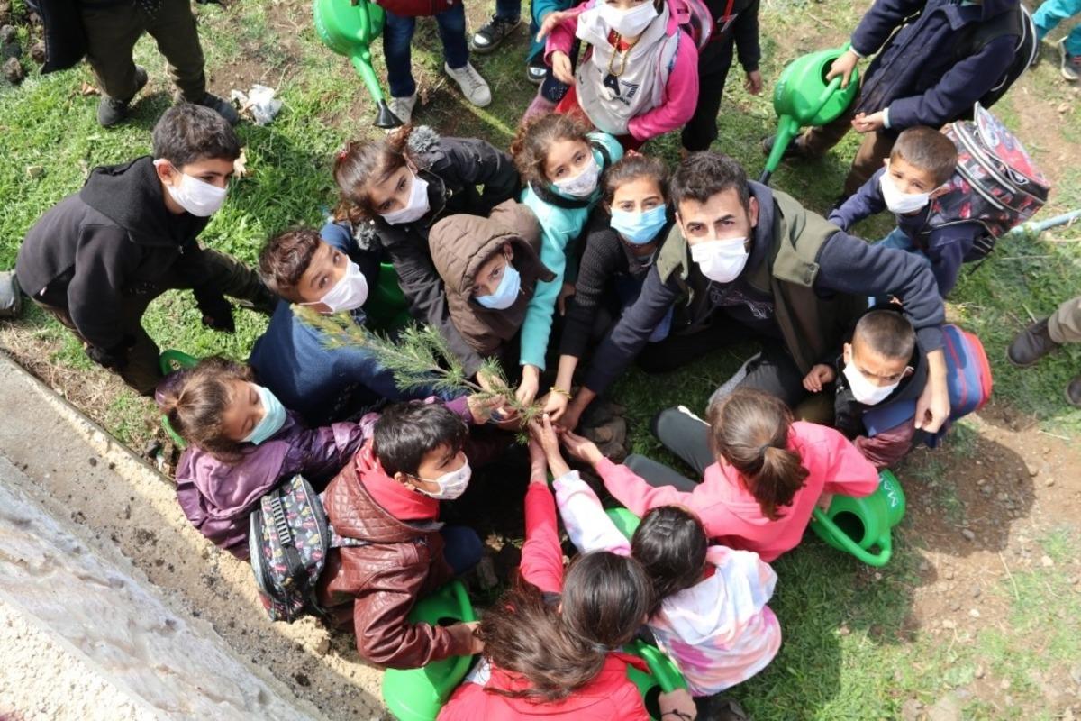 Mardin&rsquo;de &ouml;ğrenciler okul bah&ccedil;esine fidan dikti