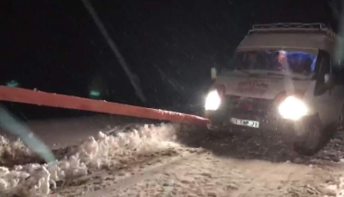 Karda mahsur kalan yolcu minib&uuml;s&uuml; kurtarıldı