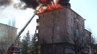 Eyüpsultan'da binanın çatısı alev alev yandı