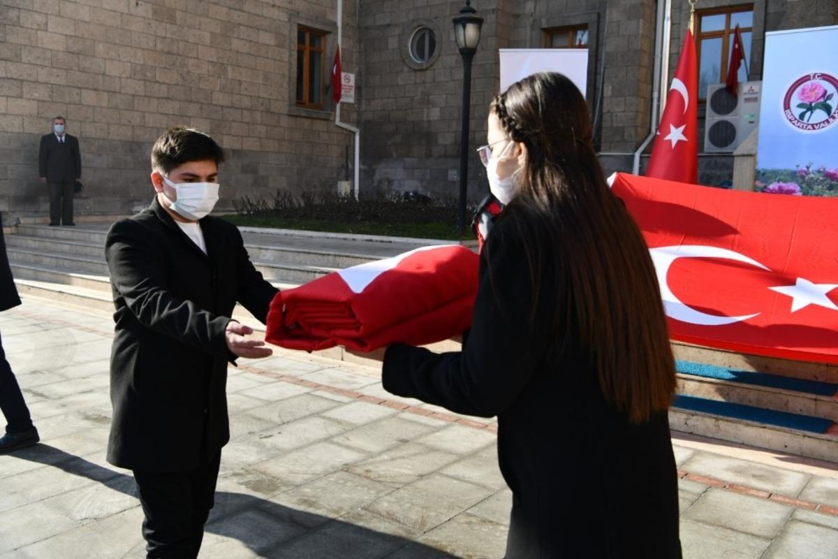 18 Mart&rsquo;ta &Ccedil;anakkale&rsquo;de g&ouml;ndere &ccedil;ekilecek T&uuml;rk Bayrağı Isparta&rsquo;ya ulaştı