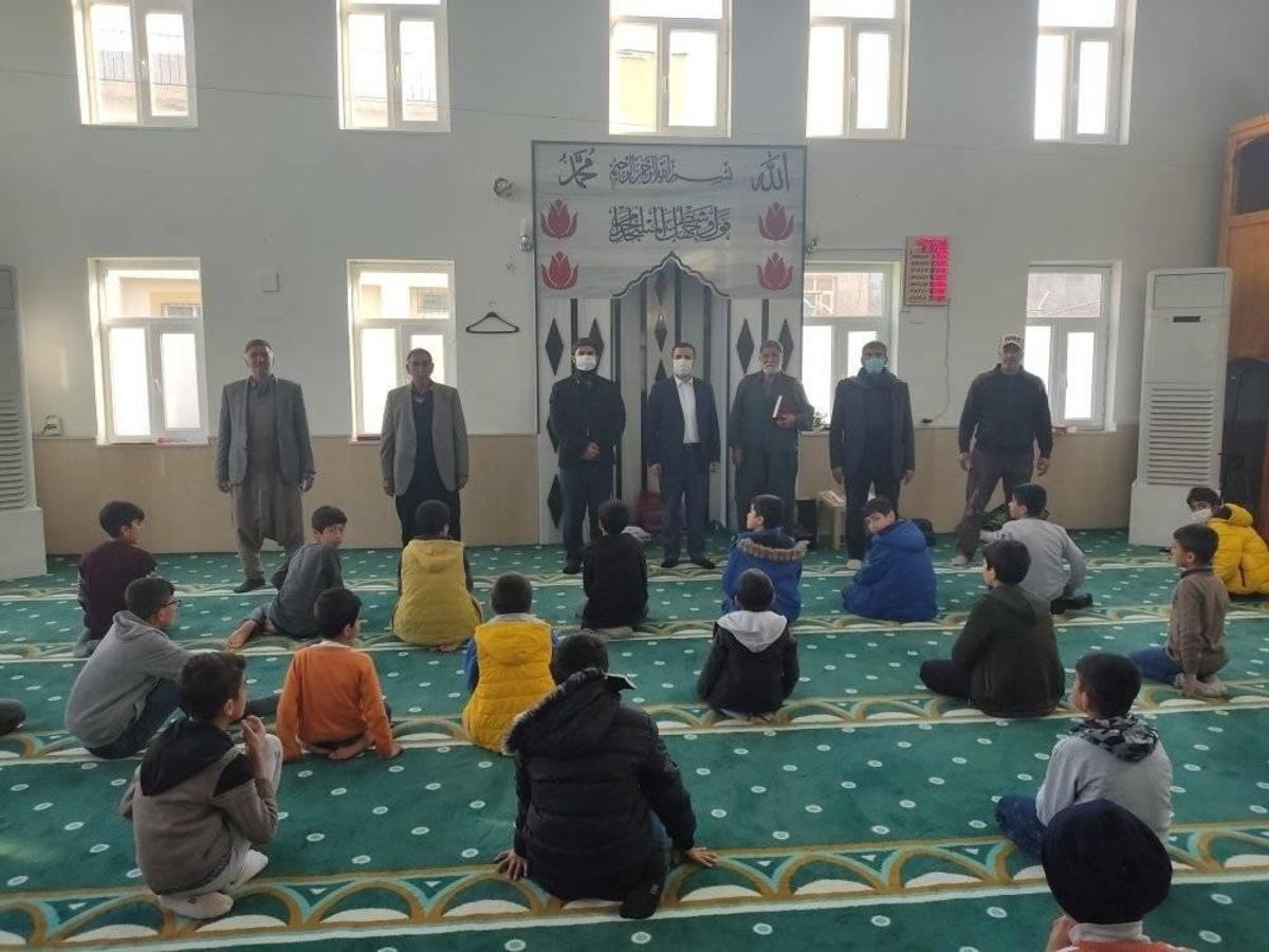 Dicle&rsquo;de Kur&rsquo;an-ı Kerim &ouml;ğrenen &ouml;ğrencilere hediye