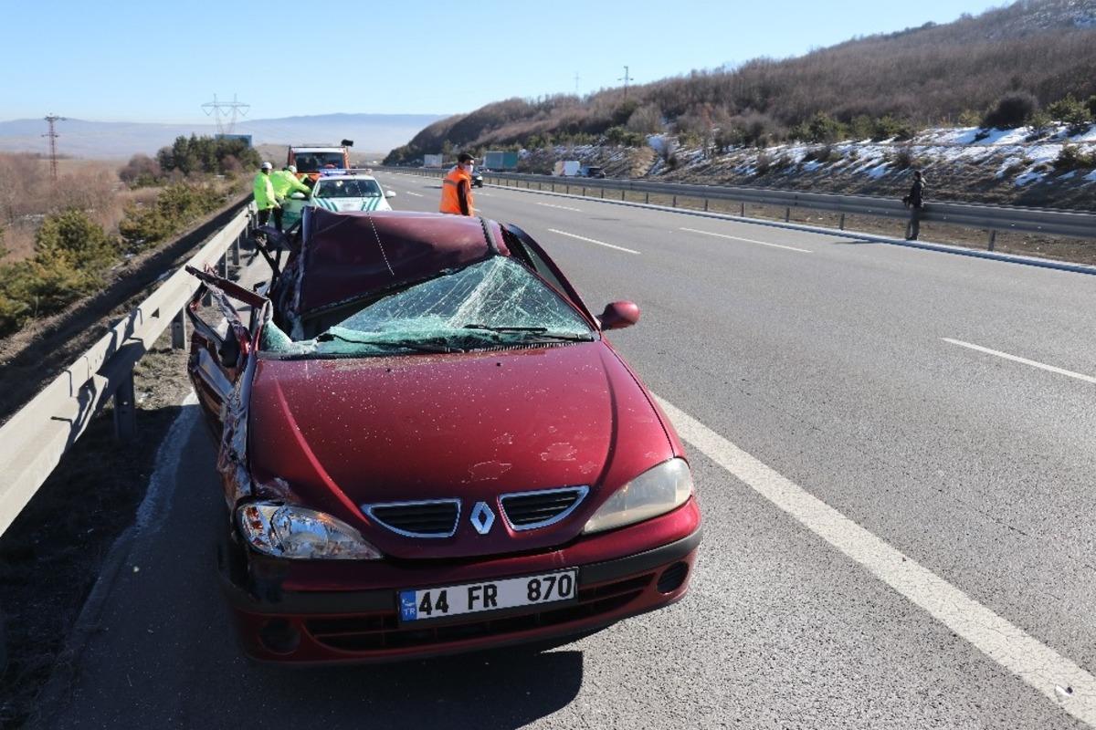 TEM&rsquo;de tıra &ccedil;arpan otomobil hurdaya d&ouml;nd&uuml;: 1 yaralı