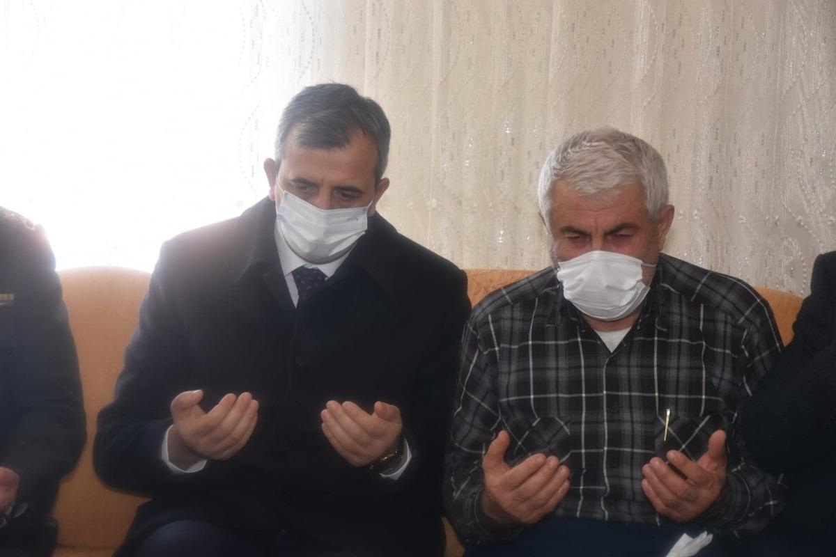 Kırıkkale Valisi Sezer&rsquo;den şehit evine taziye ziyareti