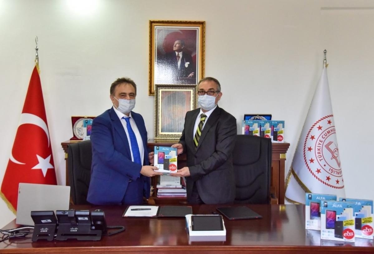&Ccedil;ocuklara 75 adet tablet hediye edildi