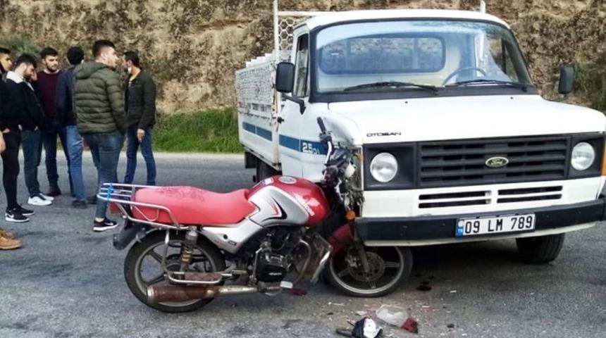 Motosiklet kamyonete ok gibi saplandı