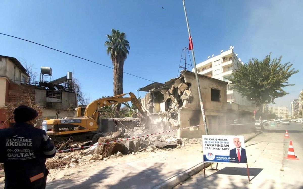 Akdeniz&rsquo;de metruk bina kontroll&uuml; şekilde yıkıldı