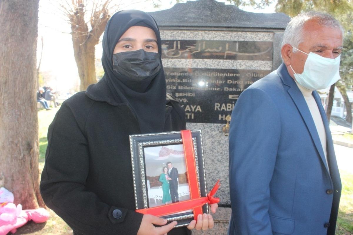 Şehit eşinin adına &ccedil;eşme yaptıran eşe anlamlı fotoğraf