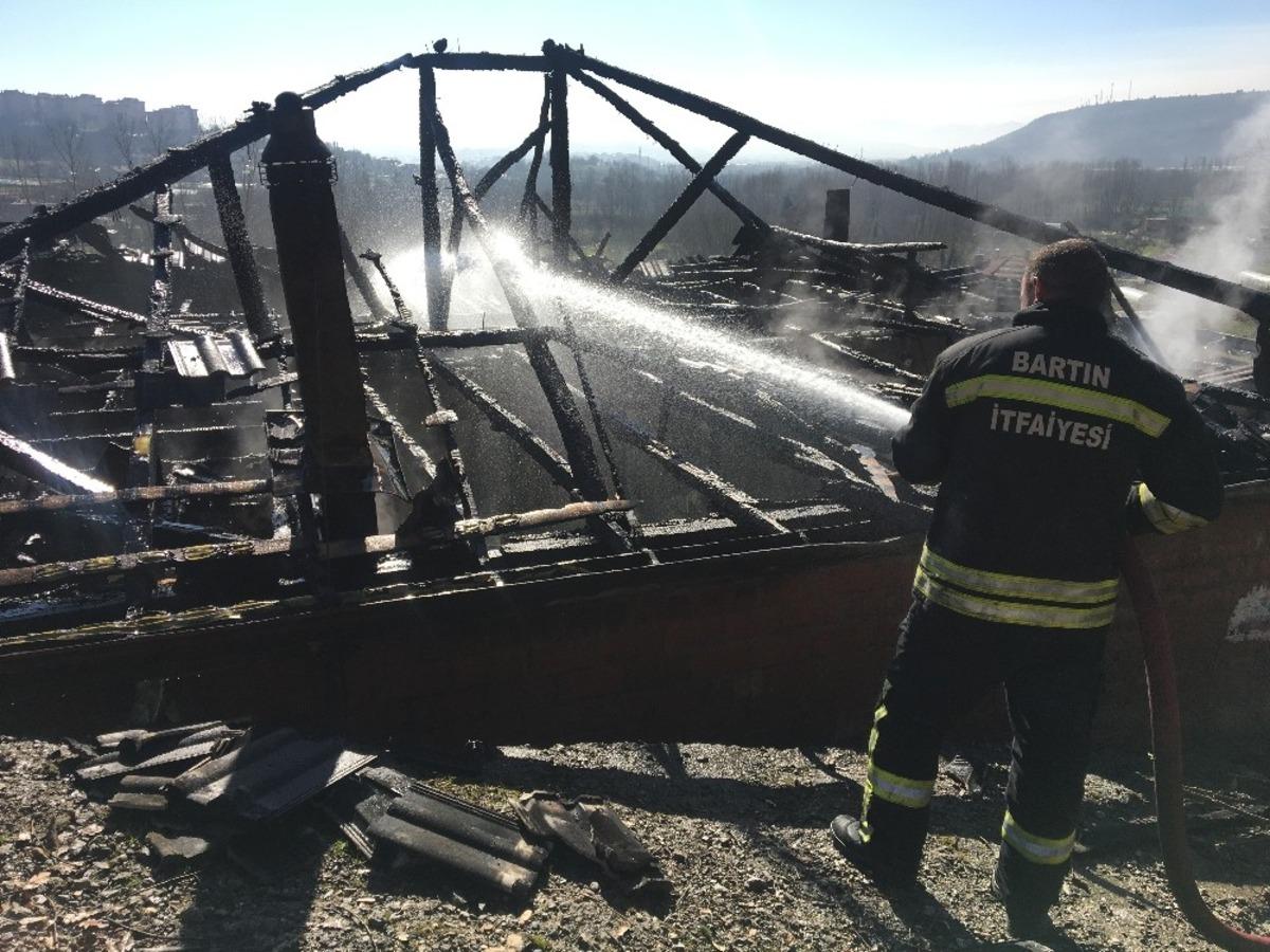 Mutfakta başlayan yangında ev k&uuml;le d&ouml;nd&uuml;