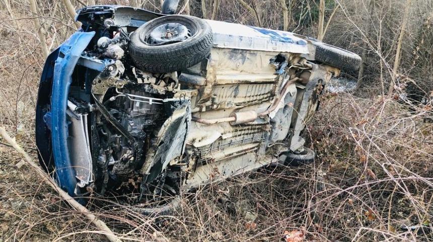 Ref&uuml;je &ccedil;arparak takla attı: 1 yaralı