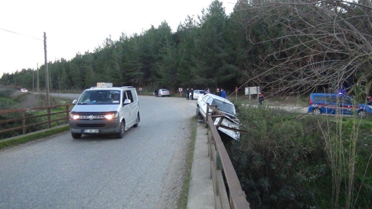 Direksiyon hakimiyetini kaybetti k&ouml;pr&uuml;de asılı kaldı