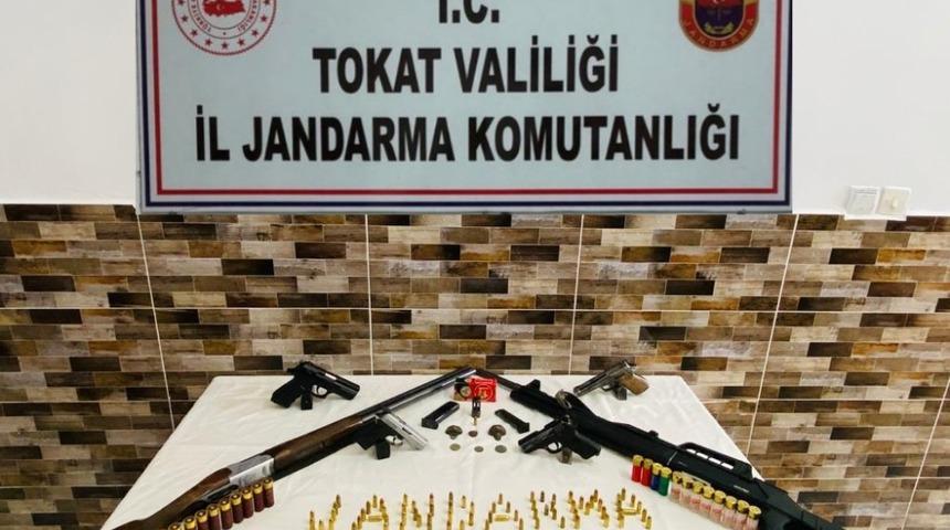 Silahları satamadan yakalandı