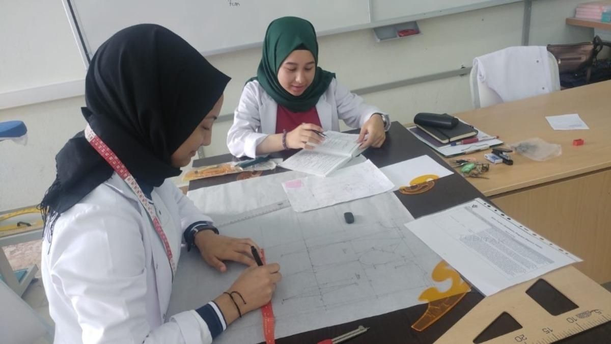 Elbiseden tuluma, tulumdan elbiseye d&ouml;n&uuml;şebilen tasarım tamamlandı