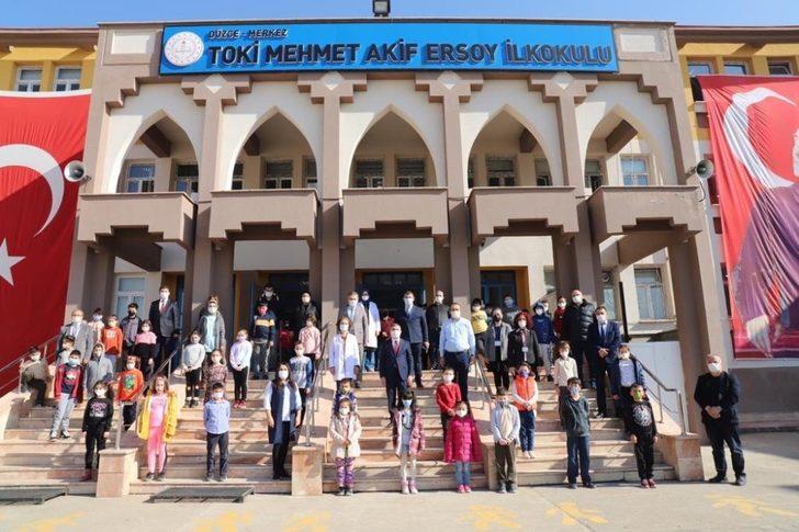 Vali Atay yüz yüze eğitime başlayan öğrencilerin sevincine ortak oldu G1
