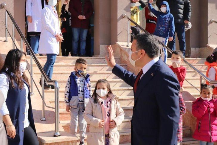Vali Atay yüz yüze eğitime başlayan öğrencilerin sevincine ortak oldu G2