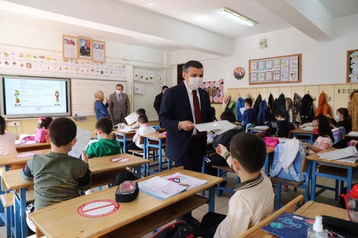 Vali Atay yüz yüze eğitime başlayan öğrencilerin sevincine ortak oldu G3