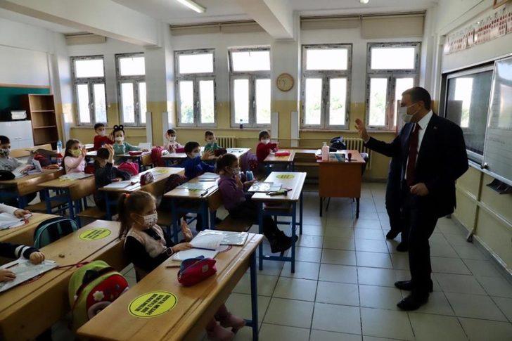 Vali Atay yüz yüze eğitime başlayan öğrencilerin sevincine ortak oldu G4