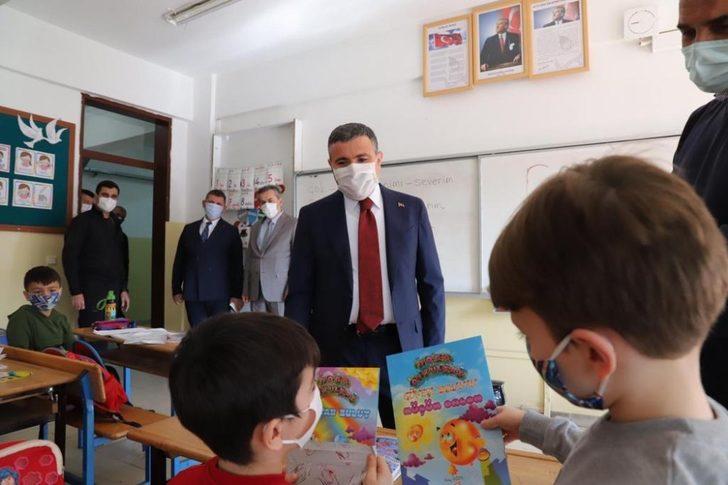 Vali Atay yüz yüze eğitime başlayan öğrencilerin sevincine ortak oldu G5