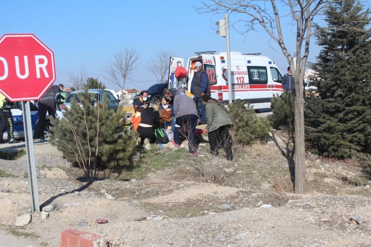 Kavşakta &ccedil;arpışan otomobillerde 4 kişi yaralandı