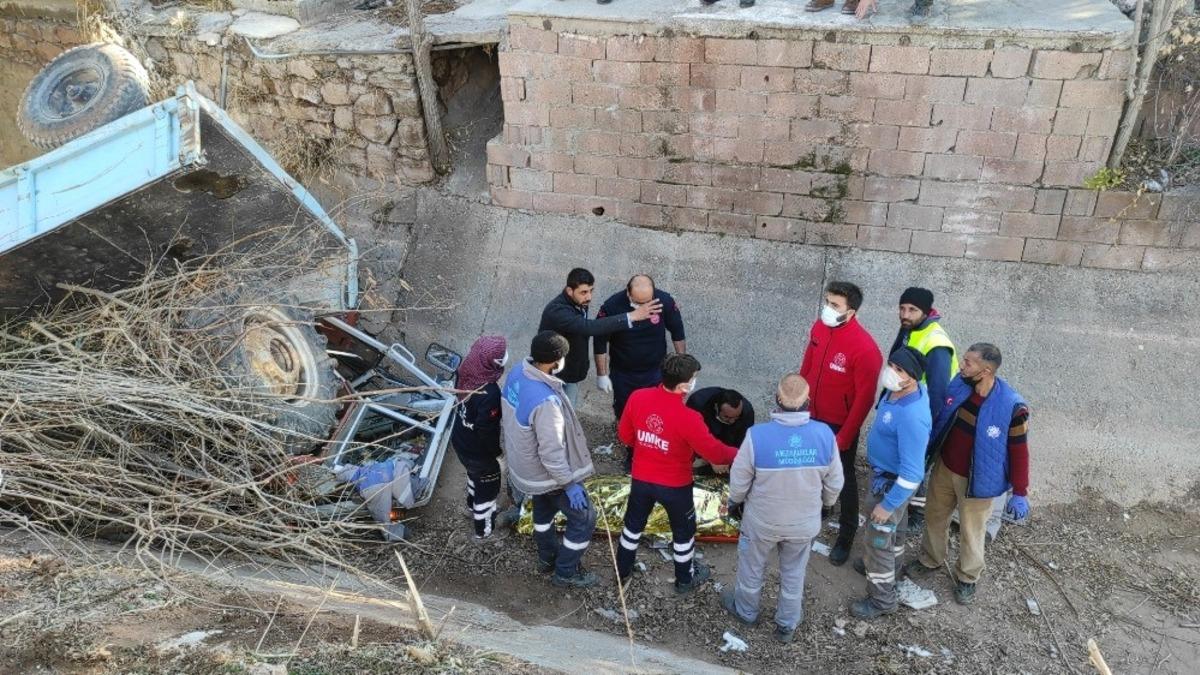 Temizlik g&ouml;revlisi mezarlıkta trakt&ouml;rle sulama kanalına d&uuml;şt&uuml;