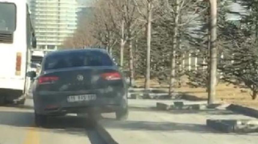 Trafikte şaşırtan anlar! Arabasıyla kaldırıma çıktı