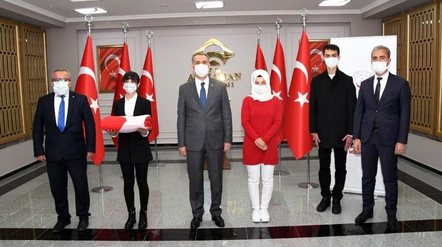 Okuduğu İstiklal Marşı ile duygusal anlar yaşattı