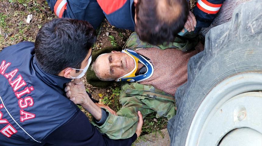 Mucize kurtuluş! Traktörün altında kalan sürücüyü böyle çıkardılar