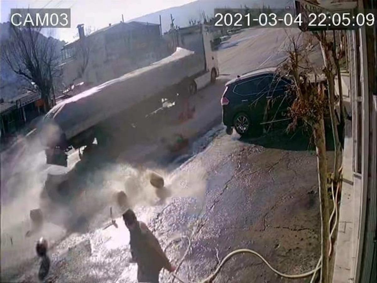 Tırdan d&uuml;şen zeytin bidonlarından ka&ccedil;arak kurtuldu