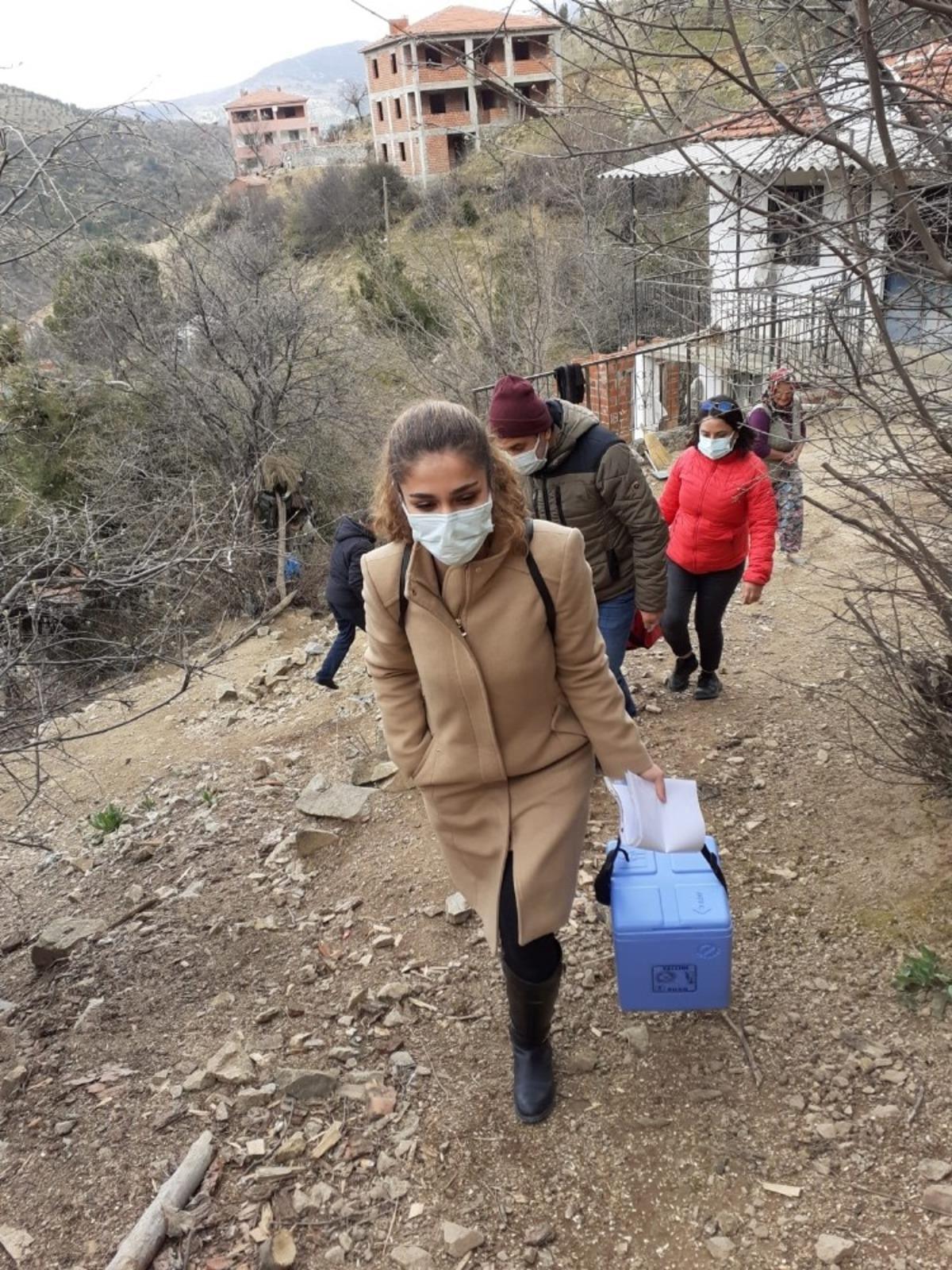 Burhaniye&rsquo;de aşılama ekipleri yaşlıların ayağına gidiyor