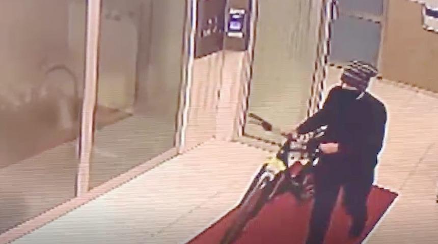 Bisiklet hırsızı g&uuml;venlik kamerasına yakalandı