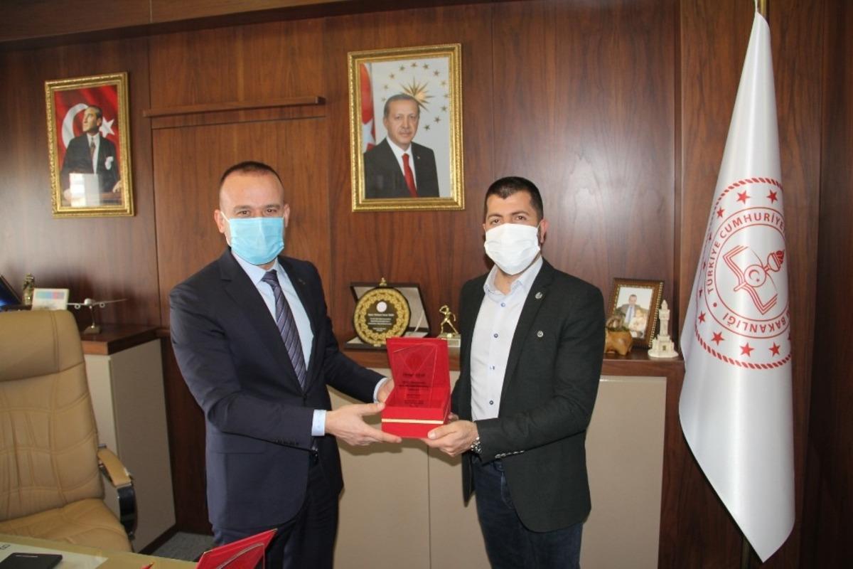 Ağrı Milli Eğitim M&uuml;d&uuml;r&uuml; Tekin&rsquo;den Yeşilay Ağrı Şubesine teşekk&uuml;r plaketi
