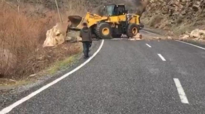 &Ccedil;ukurca yoluna inen kayalar temizlendi