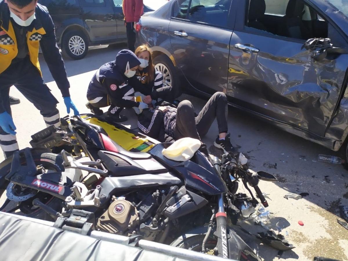 Motosiklet, otomobile &ccedil;arptı: 2 yaralı