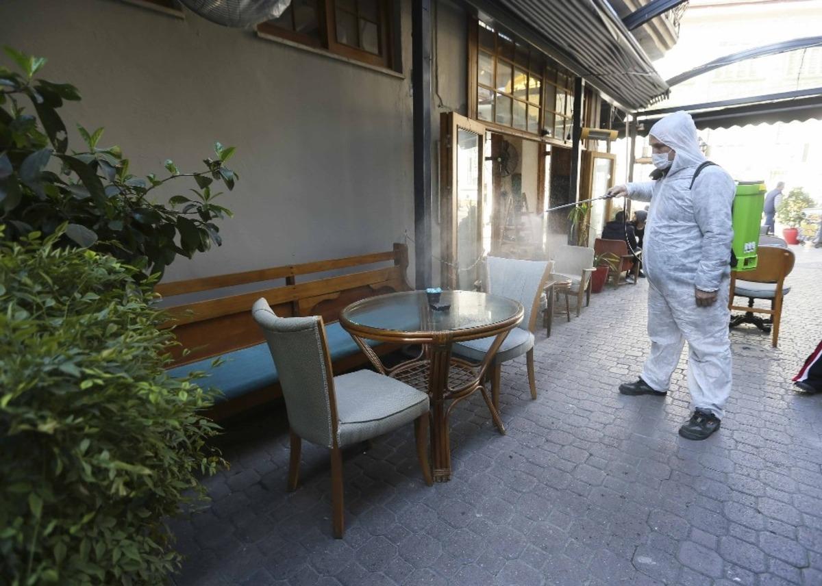 Aydın B&uuml;y&uuml;kşehir Belediyesi yeniden a&ccedil;ılan işletmeleri dezenfekte etti