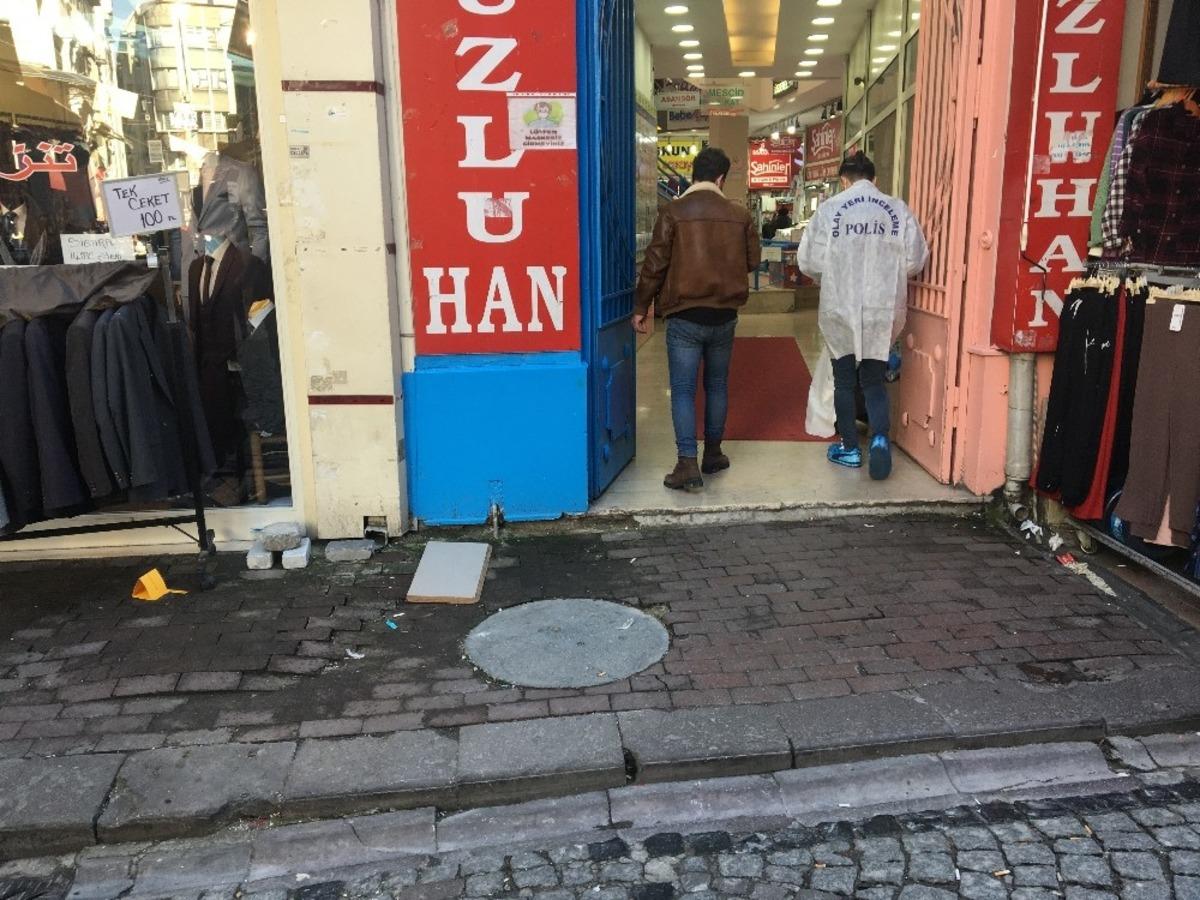 Emin&ouml;n&uuml;&rsquo;nde esnafın m&uuml;şteri kavgası kanlı bitti: 1 yaralı