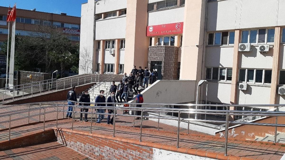 İki g&uuml;venlik g&ouml;revlisinin silahla yaralandığı olayın ş&uuml;phelileri adliyede