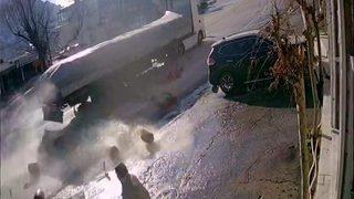 TIR'dan düşen zeytin bidonlarından böyle kurtuldu