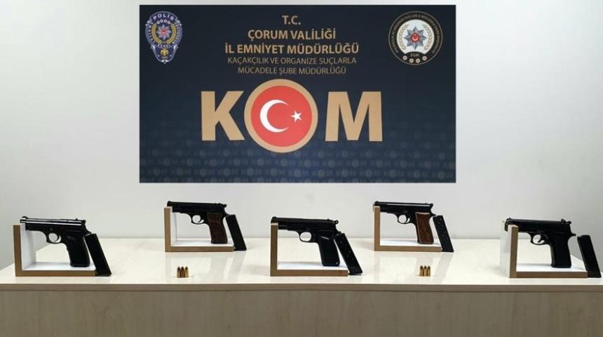 &Ccedil;orum polisinden ka&ccedil;ak silah operasyonu: 3 tutuklama