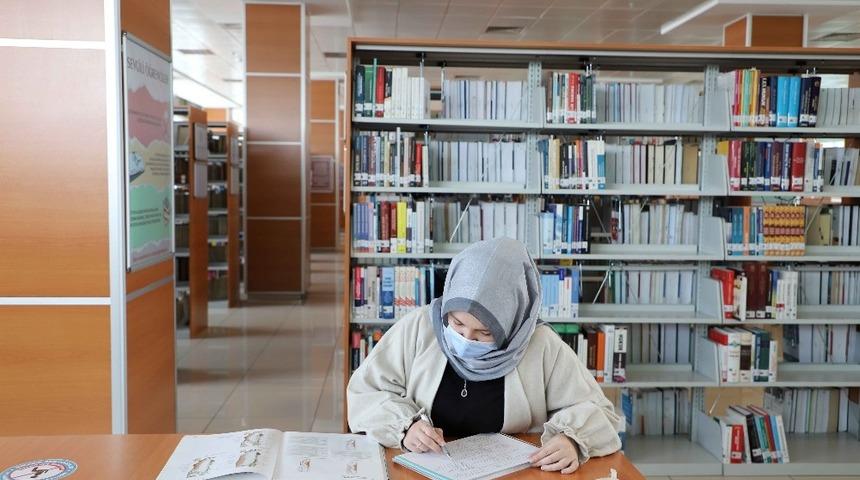 KTO Karatay &Uuml;niversitesi Merkez K&uuml;t&uuml;phanesi t&uuml;m okuyuculara kesintisiz hizmet veriyor