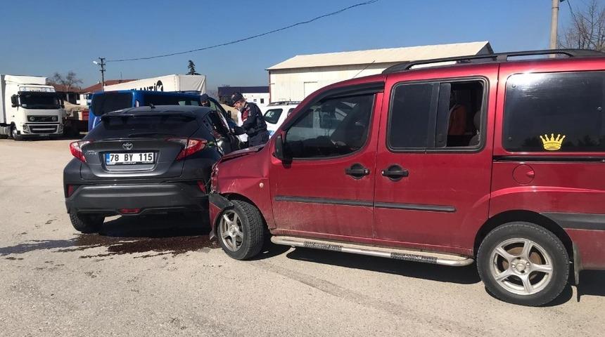 Otomobil ile hafif ticari aracın karıştığı kazada 1 kişi yaralandı