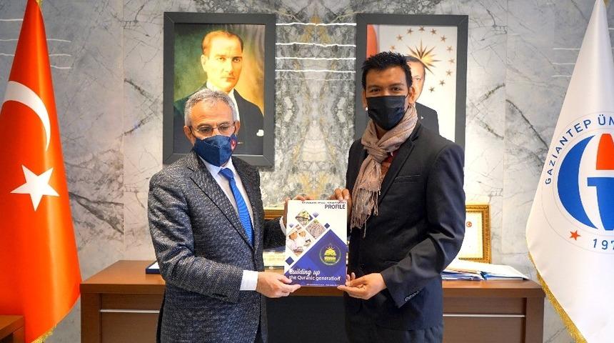 GA&Uuml;N Rekt&ouml;r&uuml; Prof. Dr. &Ouml;zaydın: &ldquo;K&uuml;lt&uuml;r k&ouml;pr&uuml;leri kuruyoruz&rdquo;