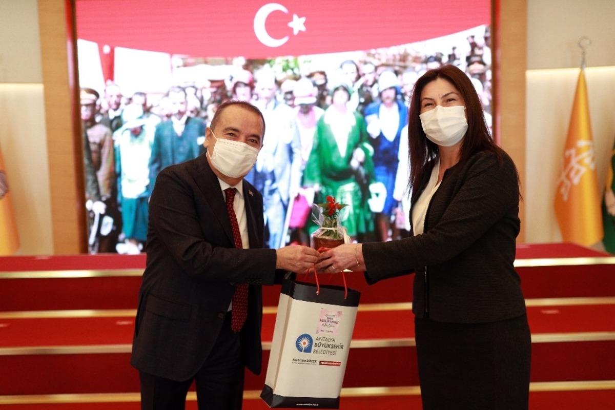 Başkan B&ouml;cek&rsquo;ten kadın personele &ccedil;i&ccedil;ekli kutlama