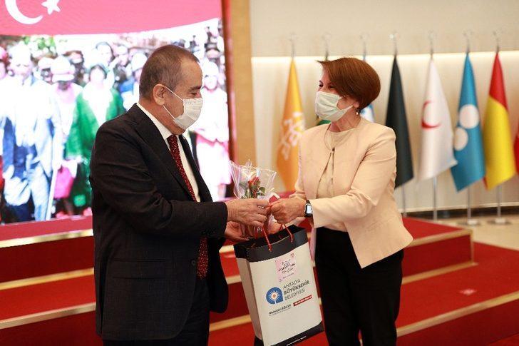 Başkan Böcek’ten kadın personele çiçekli kutlama G2