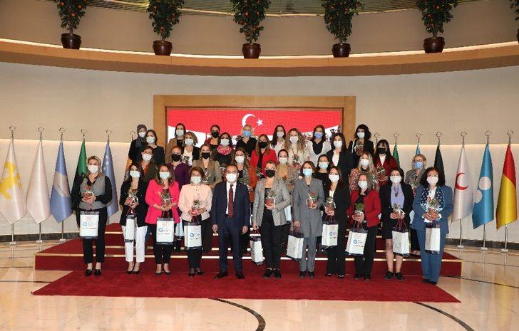 Başkan Böcek’ten kadın personele çiçekli kutlama G3