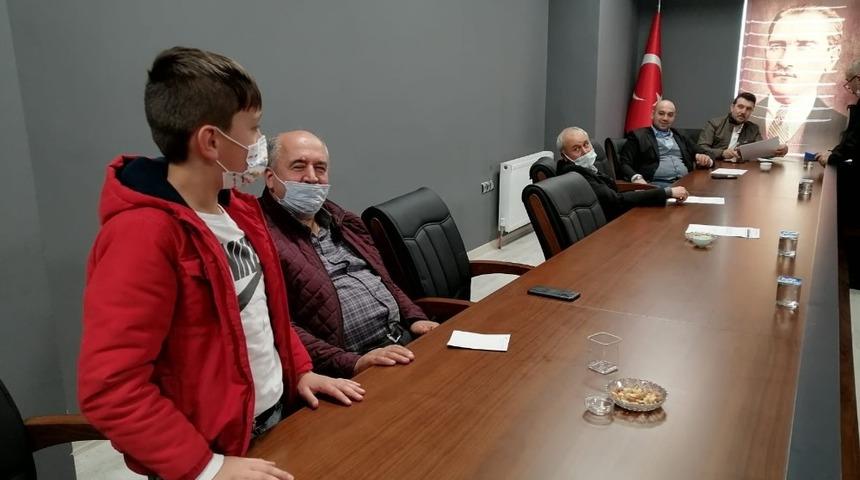 11 yaşındaki çocuk belediye meclis toplantısında mahallesindeki köpekleri şikayet etti