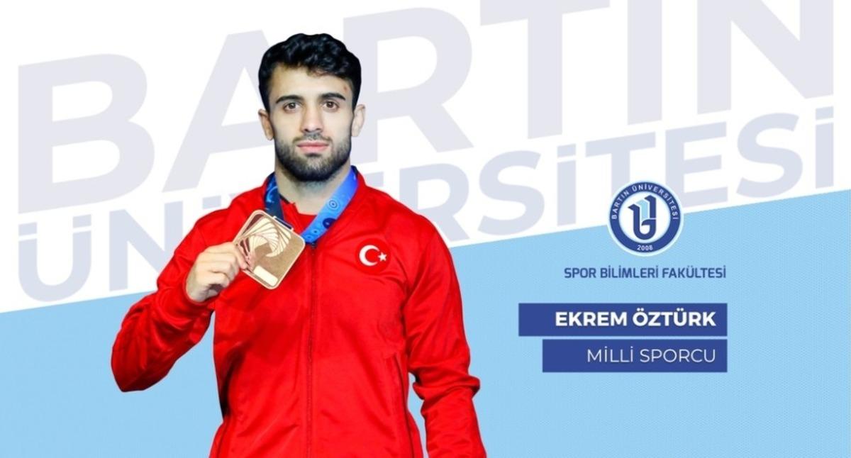 Bartın &Uuml;niversitesi &ouml;ğrencisi Ekrem &Ouml;zt&uuml;rk, Milli Takım se&ccedil;melerinde şampiyon oldu