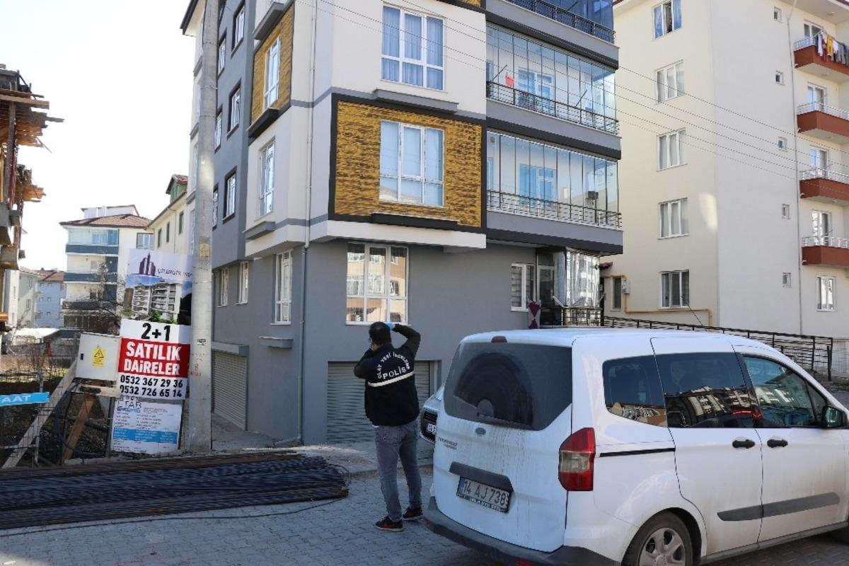 Apartmanın 3&rsquo;&uuml;nc&uuml; katındaki pencereden d&uuml;şen kadın yaralandı