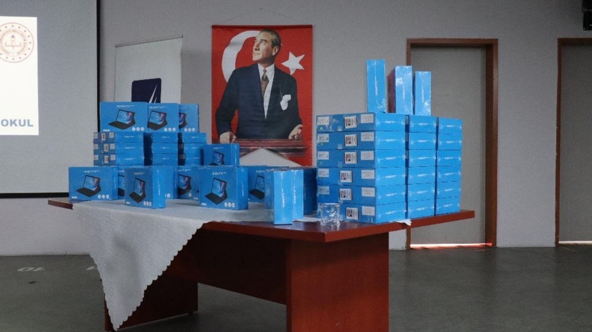 G&ouml;lc&uuml;k&rsquo;te 64 &ouml;ğrenciye &uuml;cretsiz tablet dağıtıldı