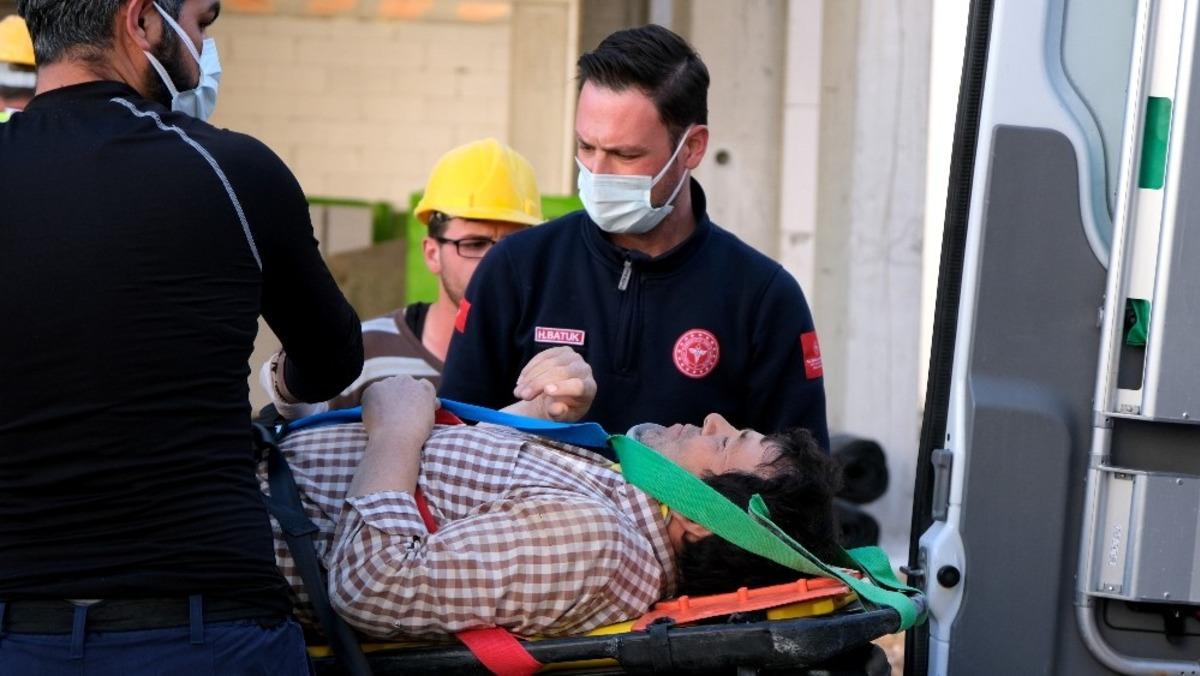 Y&uuml;ksekten d&uuml;şerek yaralanan inşaat iş&ccedil;isi hastaneye kaldırıldı